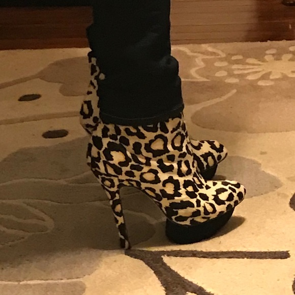 L.A.M.B Leopard Fur ankle boots - Picture 6 of 8